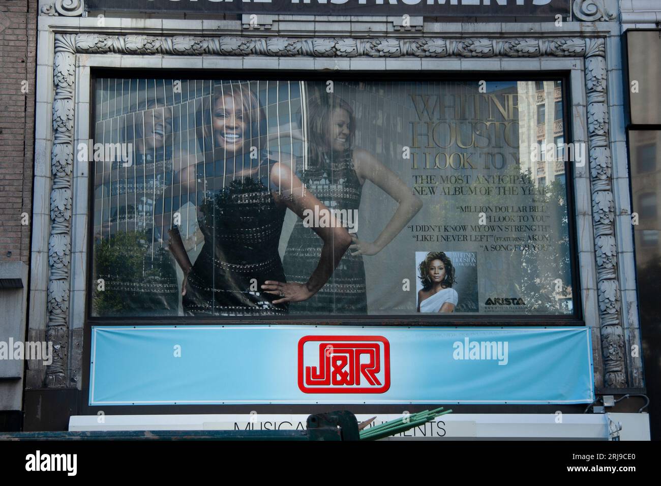 Whitney Houston Album Poster bei J & R Music World Park Row Lower Manhattan New York City 2009 Stockfoto