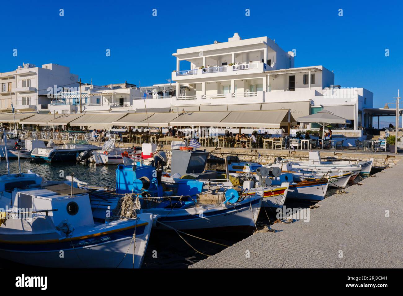Piso Livadi, GR - 30. Juli 2023: Hafen und Uferpromenade von Piso Livadi auf der Insel Paros Stockfoto