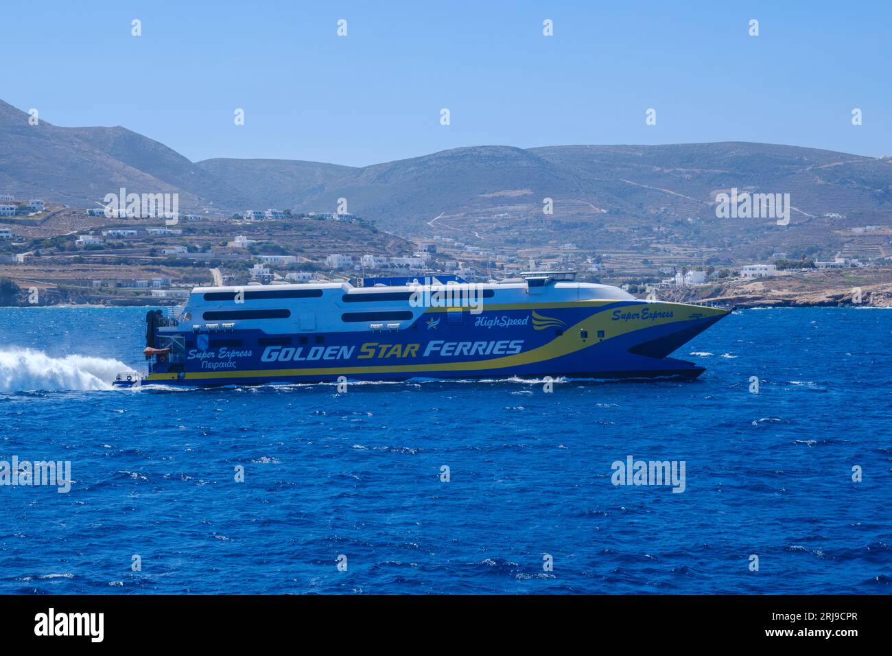 Cyclades, GR - 30. Juli 2023: Fährboot in den Kykladen auf der Ägäis Stockfoto