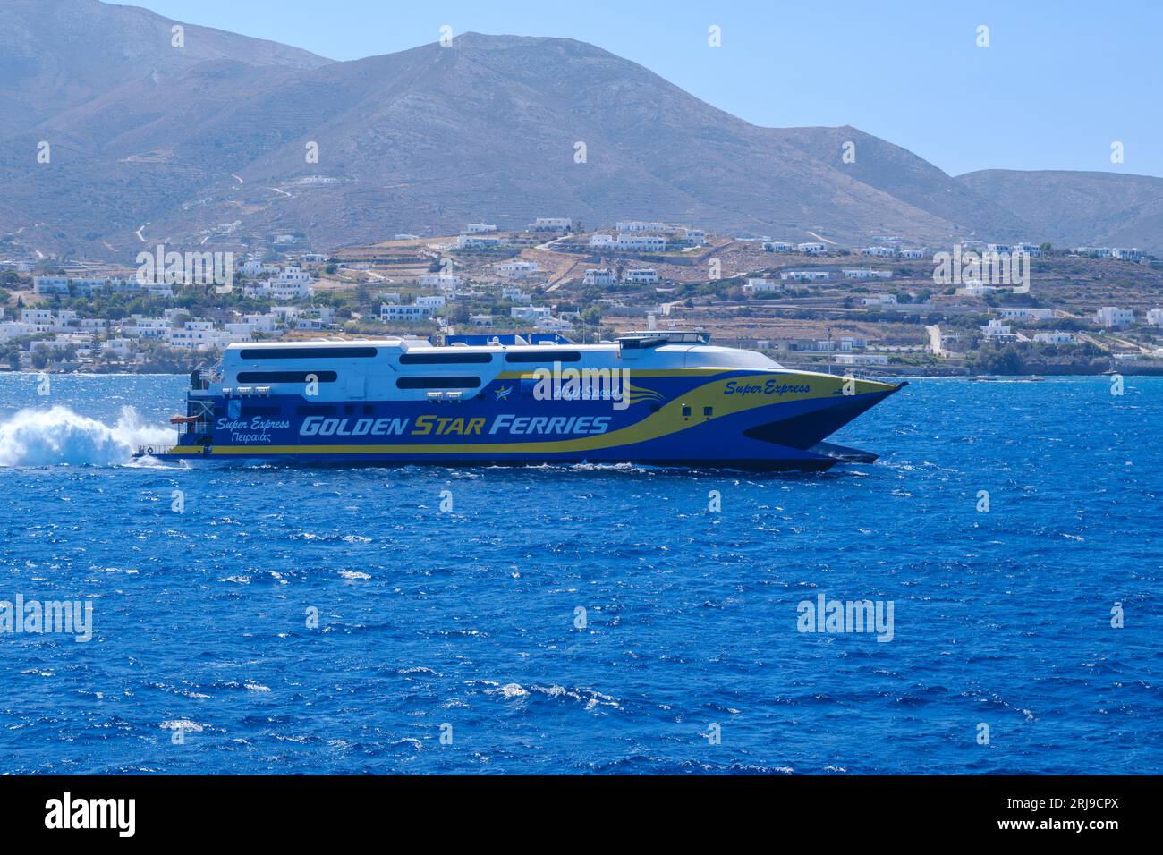 Cyclades, GR - 30. Juli 2023: Fährboot in den Kykladen auf der Ägäis Stockfoto