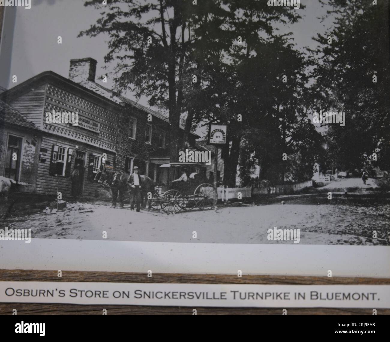 VEREINIGTE STAATEN - 21.08.2023: Der alte Osborn Store auf der Snickersville Turnpike im Dorf Bluemont Virginia. Das Foto wurde Anfang der 1900er Jahre gemacht Stockfoto
