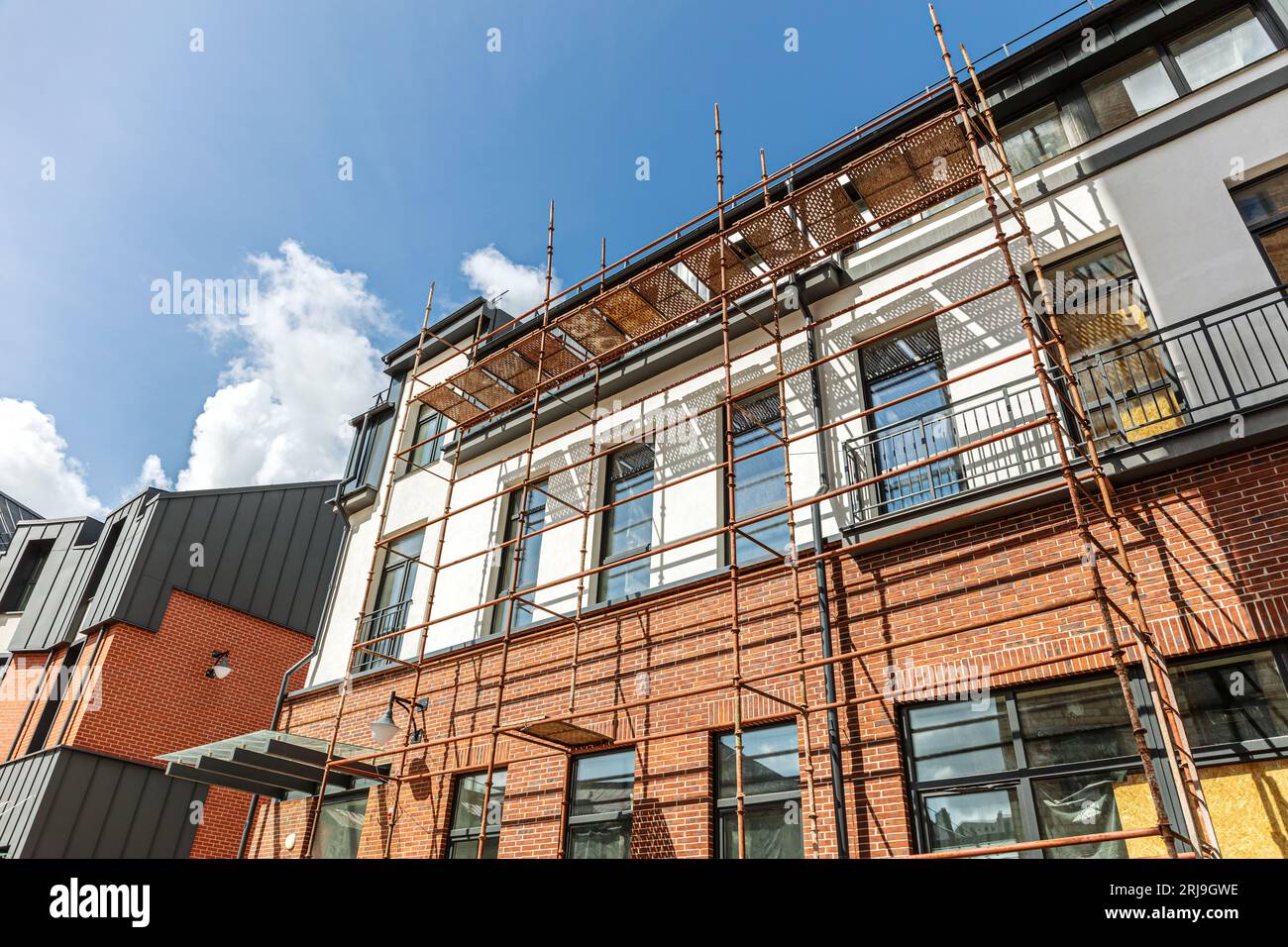 Gebäude wird renoviert, mit Gerüsten in der Nähe einer Fassade. Stockfoto