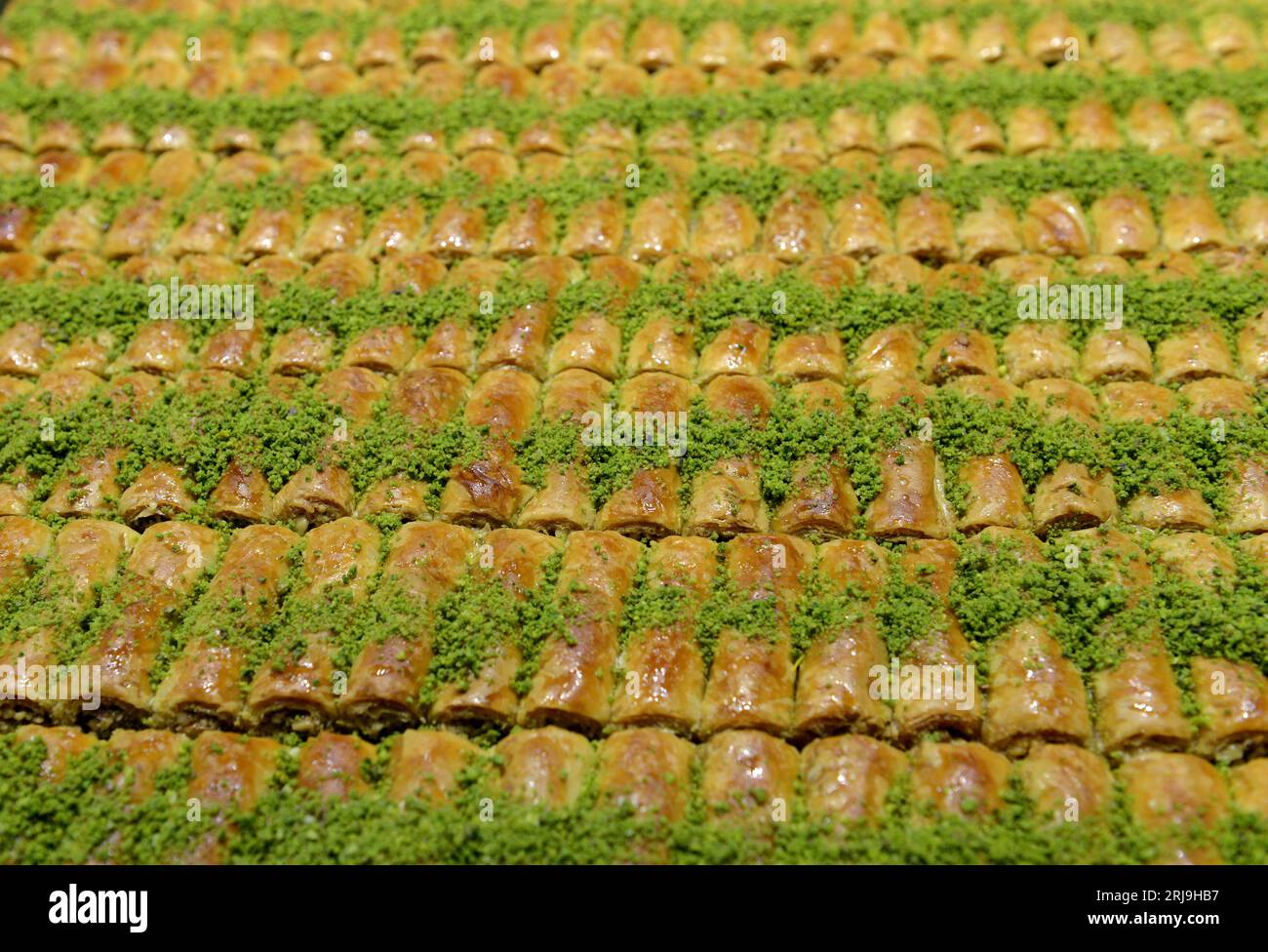 Verschiedene Baklawas wurden in einer traditionellen Konditorei in Bethlehem, Palästina, ausgestellt. Stockfoto