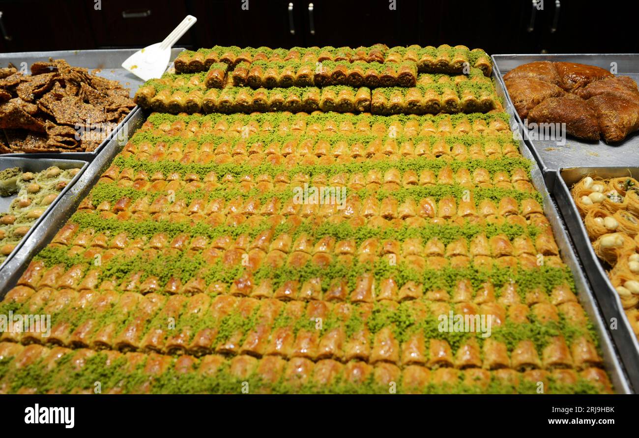 Verschiedene Baklawas wurden in einer traditionellen Konditorei in Bethlehem, Palästina, ausgestellt. Stockfoto