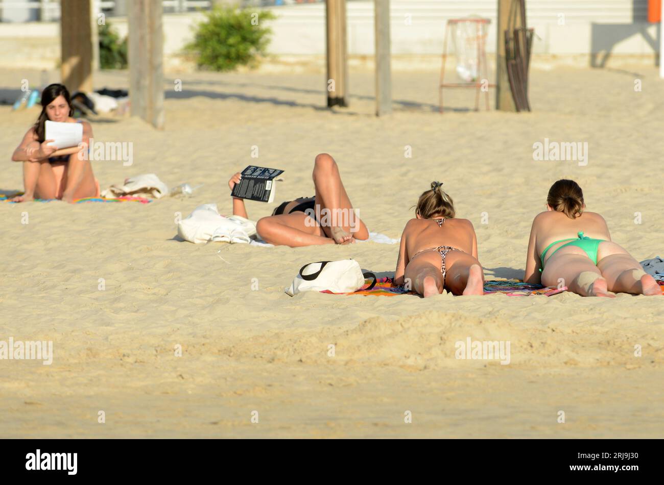 Frauen sonnen sich am Strand in Tel-Aviv, Israel. Stockfoto