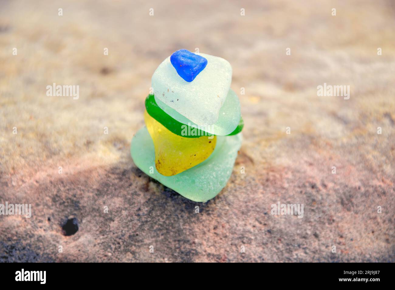 Hellblaues Glasstück auf der Pyramide aus Glas. Strandglas, Russland Stockfoto