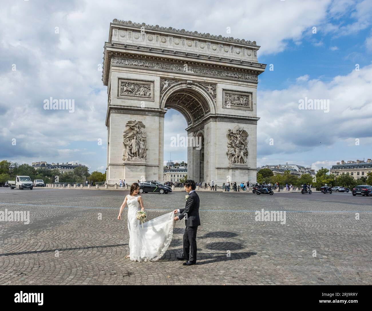 Hochzeitsfoto am Place Charles de Gaulle, historisch bekannt als Place de l'Etoile, größte Kreuzung in Paris, Treffpunkt von zwölf A. Stockfoto