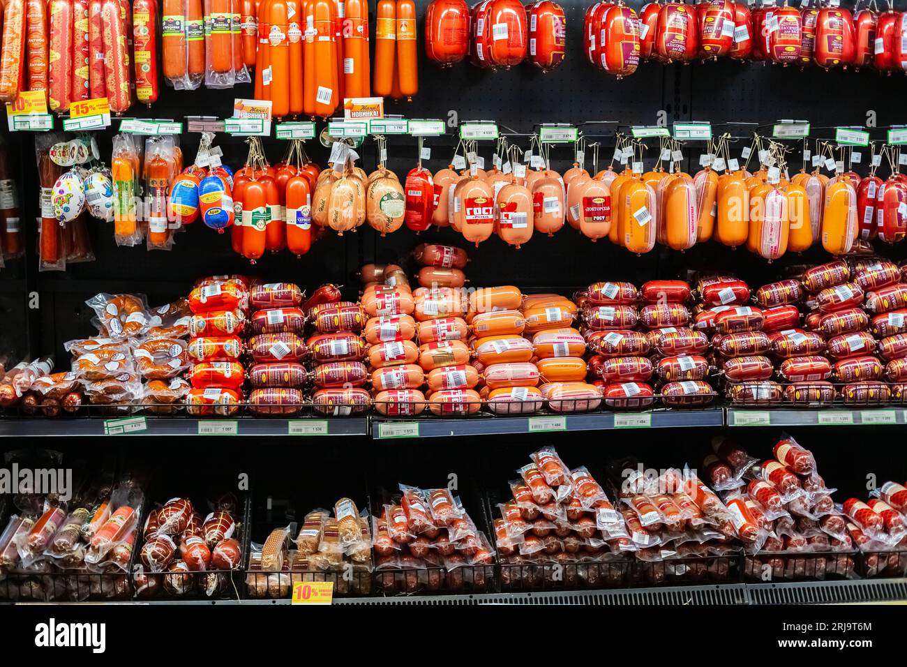 Verschiedene Wurstsorten, Salami auf Ladenregalen. Lebensmittelgeschäft, Supermarkt. Würstchen viel. Pavlodar, Kasachstan: 04.09.2023 Stockfoto