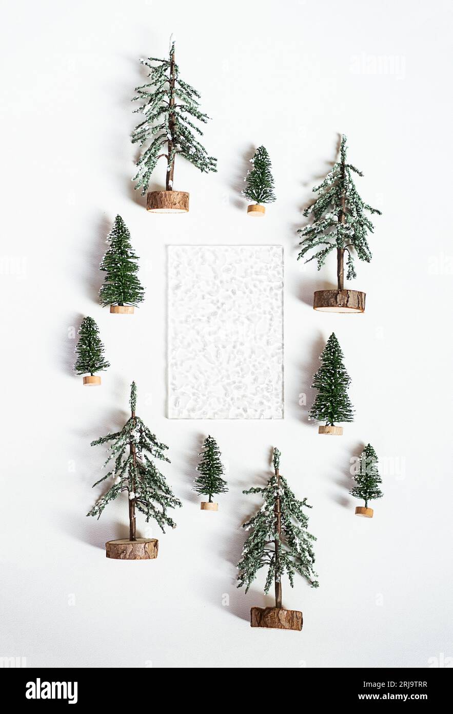 Weihnachtsschmuck. Rahmen aus künstlichen Weihnachtsbäumen. Stockfoto