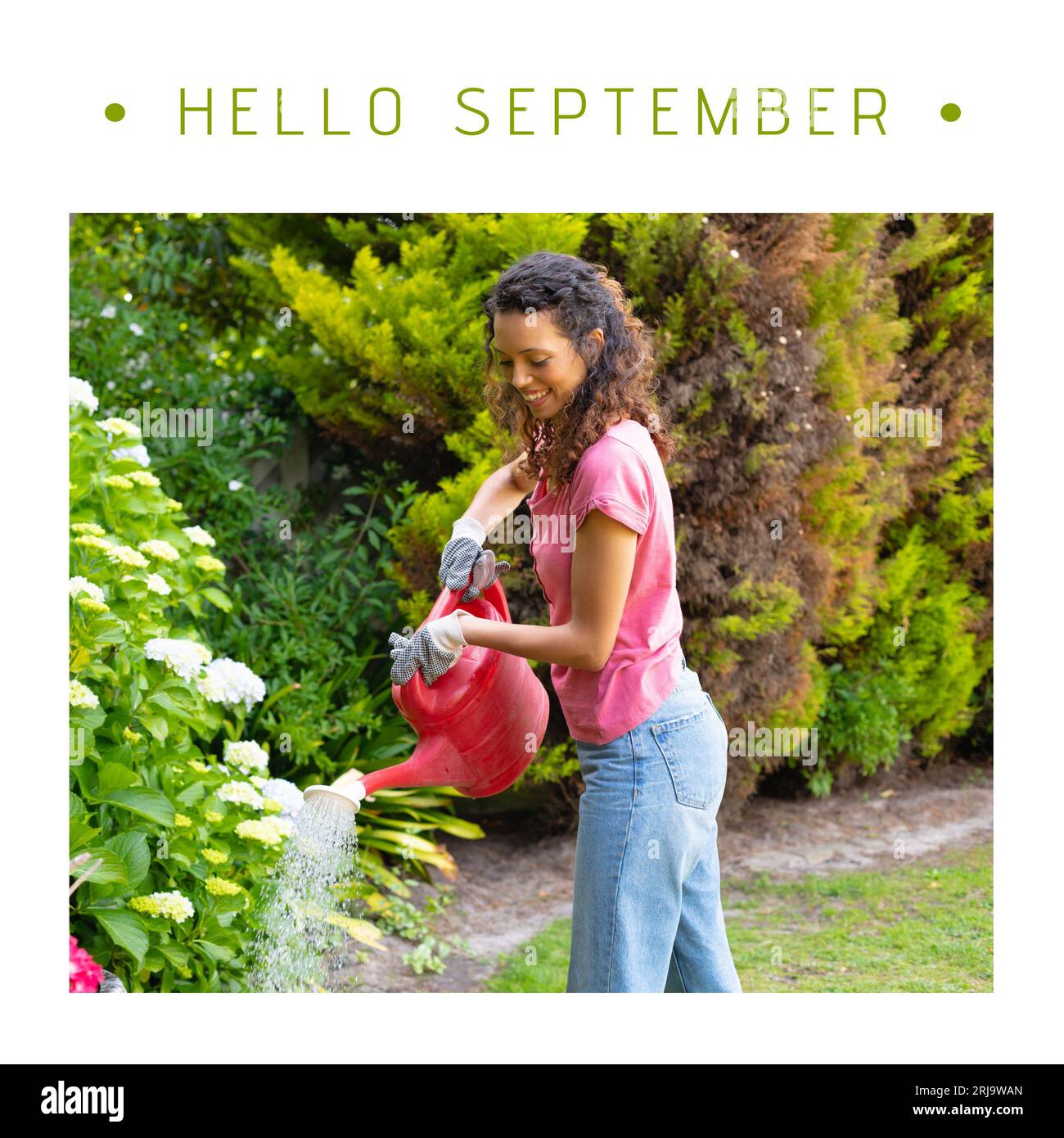 Komposition aus Hallo-september-Text über birassische Frau im Garten Stockfoto