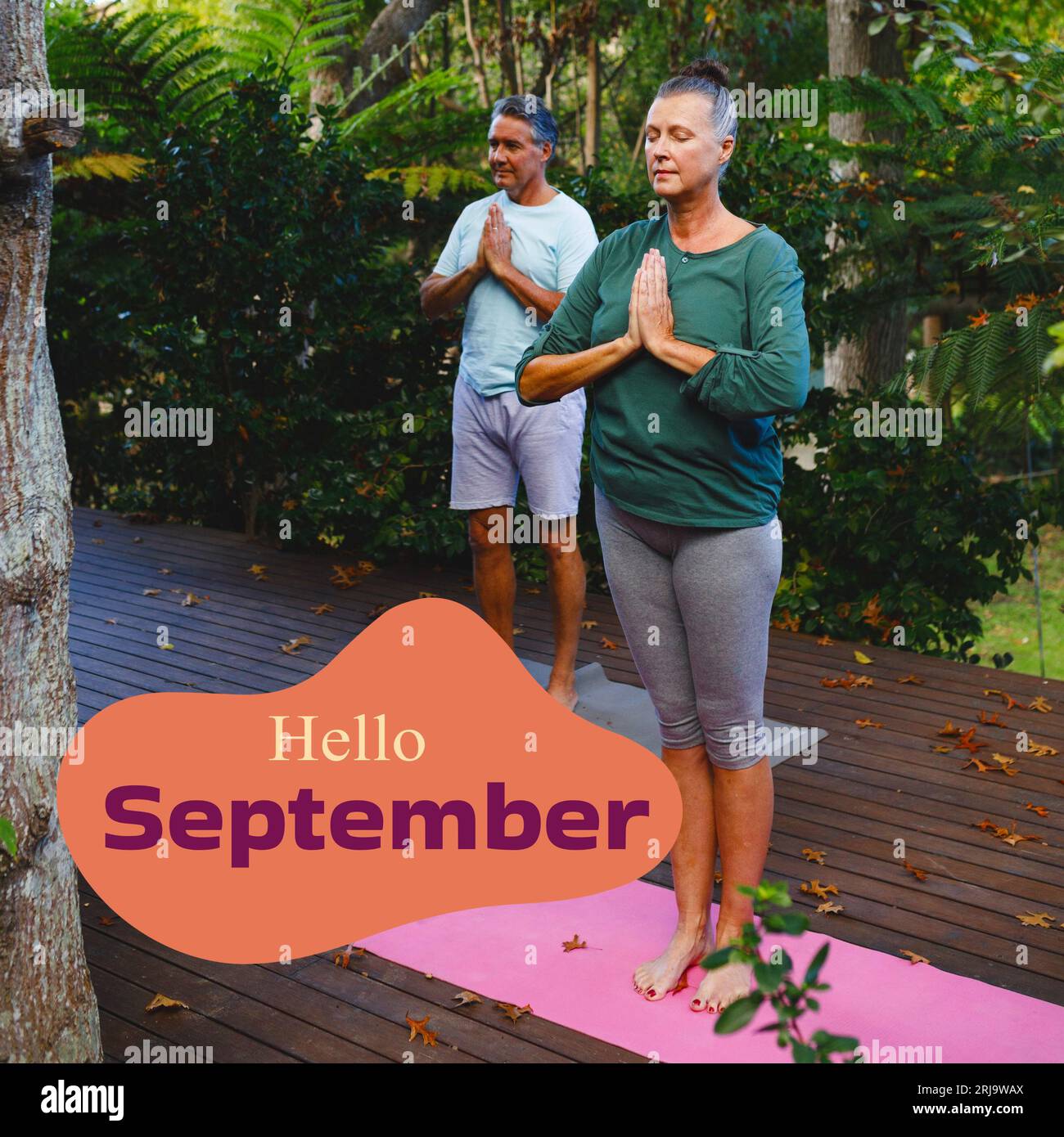 Komposition aus dem Hello-september-Text über kaukasisches Paar, das Yoga im Garten praktiziert Stockfoto