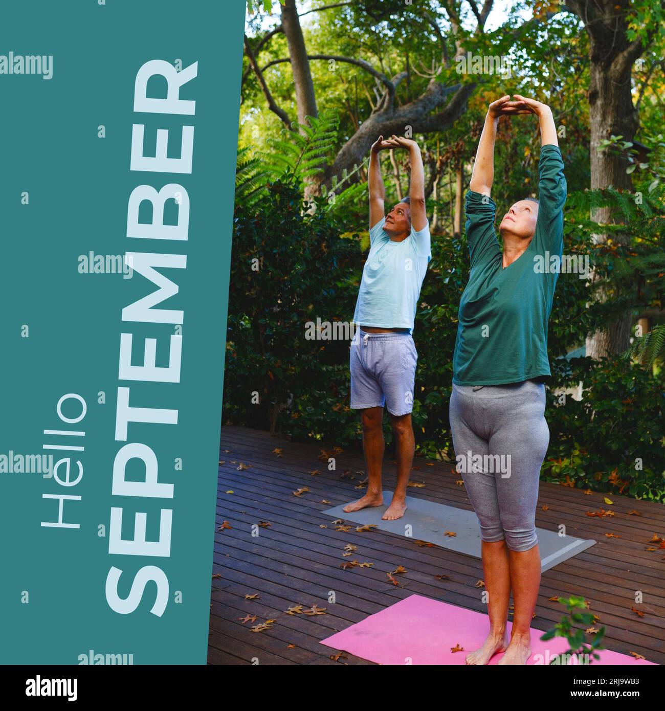 Komposition aus Hallo-september-Text über ein älteres kaukasisches Paar, das Yoga im Garten praktiziert Stockfoto