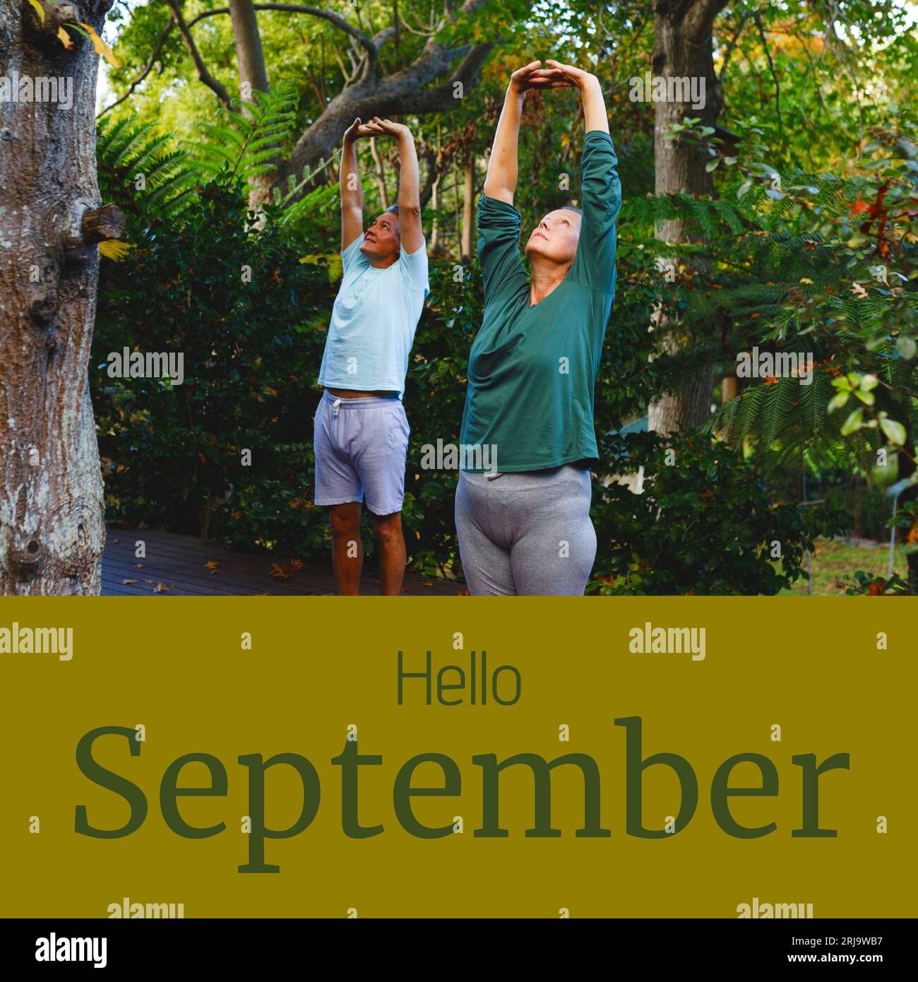 Komposition aus Hallo-september-Text über ein kaukasisches Paar, das Yoga im Garten praktiziert Stockfoto