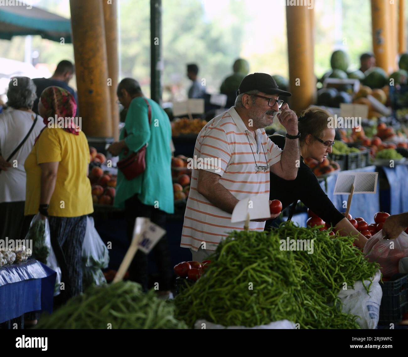 (230822) -- ANKARA, 22. Aug. 2023 (Xinhua) -- Menschen kaufen auf einem Obst- und Gemüsemarkt in Ankara, T¨¹rkiye am 17. Aug. 2023 ein. Der Sommer war in der Regel eine Zeit, in der türkische Bürger eine Pause von den hohen Preisen haben, aber das ist in diesem Jahr nicht der Fall. Die landwirtschaftliche Produktion ging durch den Klimawandel zurück, verbunden mit einer hohen Inflation, die die Lebensmittelpreise in die Höhe treibt, was die Verbraucher im Land unter ernsthafte Belastung stellt.DAZU NOCH „Merkmal: Die in die Höhe schnellen Lebensmittelpreise von T¨¹rkiye belasten die Verbraucher“ (Mustafa Kaya/Handout über Xinhua) Stockfoto