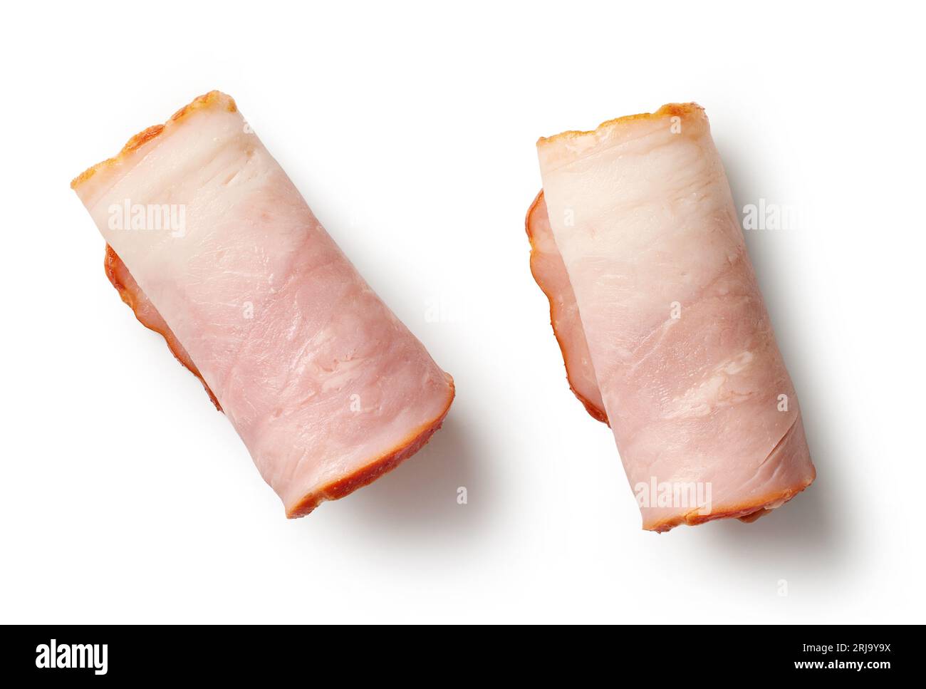 Geräucherte Schweinespeck-Fleischrollen isoliert auf weißem Hintergrund, Draufsicht Stockfoto