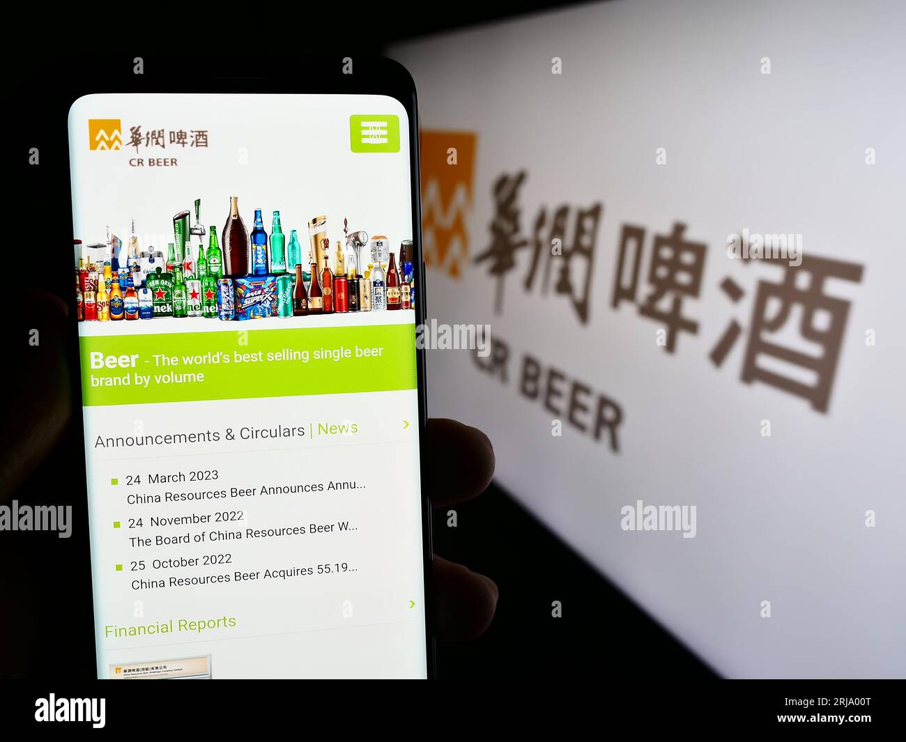 Person, die ein Mobiltelefon mit Webseite des Unternehmens China Resources Beer Holdings Co. Ltd. Auf dem Bildschirm mit Logo hält. Konzentrieren Sie sich auf die Mitte der Telefonanzeige. Stockfoto