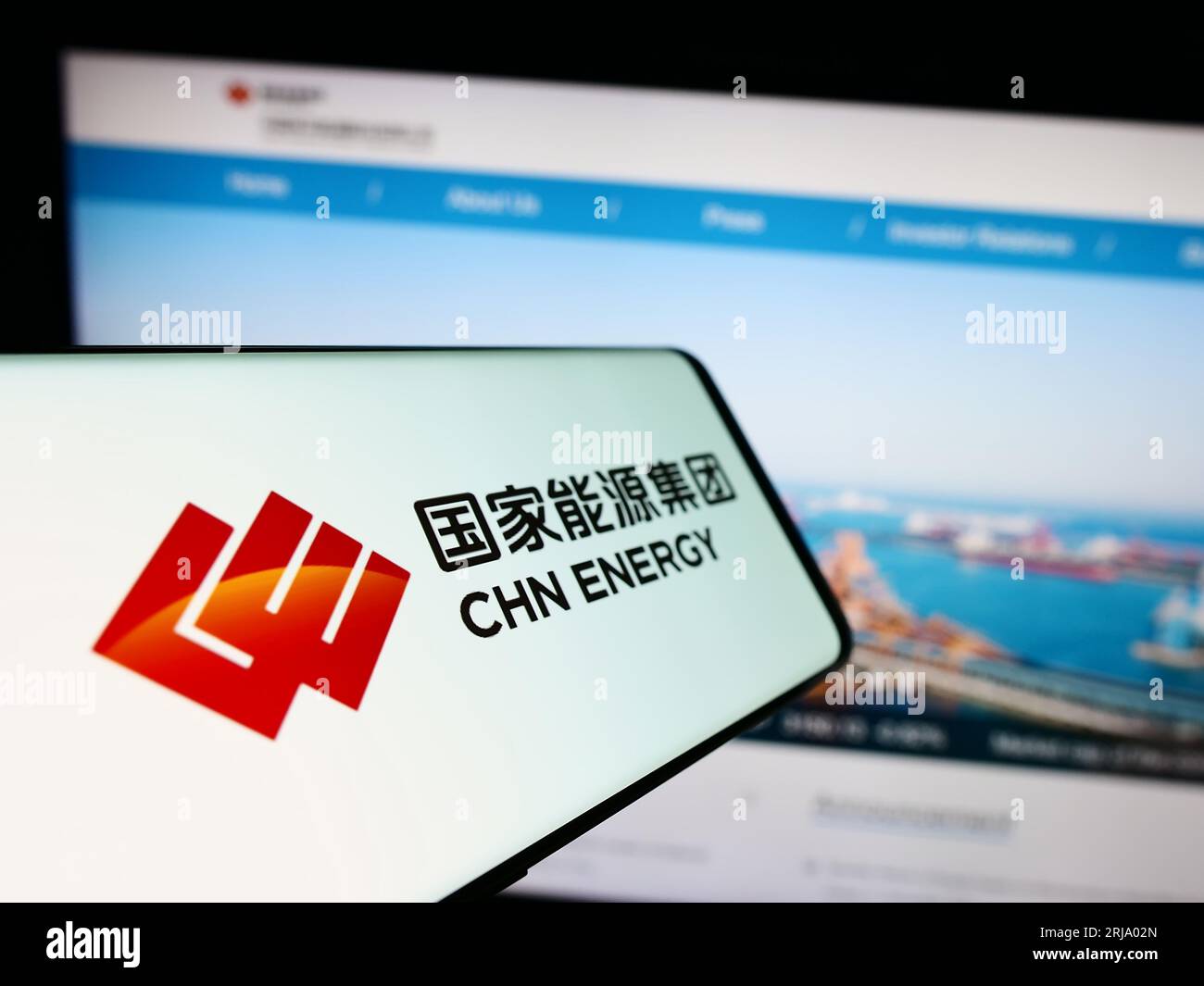 Mobiltelefon mit Logo der Firma China Energy Investment Corporation auf dem Bildschirm vor der Website. Konzentrieren Sie sich auf die Mitte-links-Anzeige des Telefons. Stockfoto