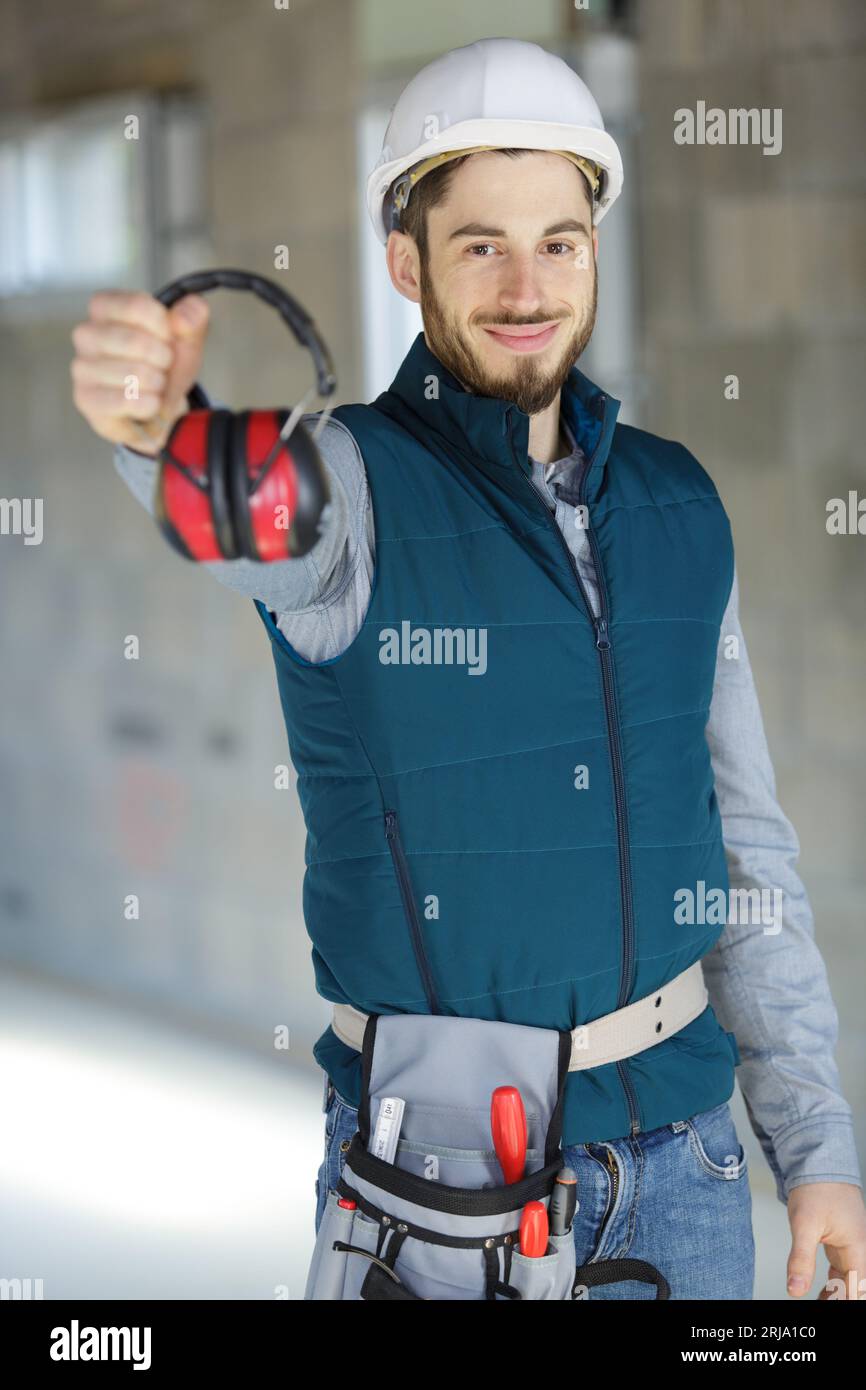 Junger Mitarbeiter mit Noise Cancelling-Kopfhörern Stockfoto