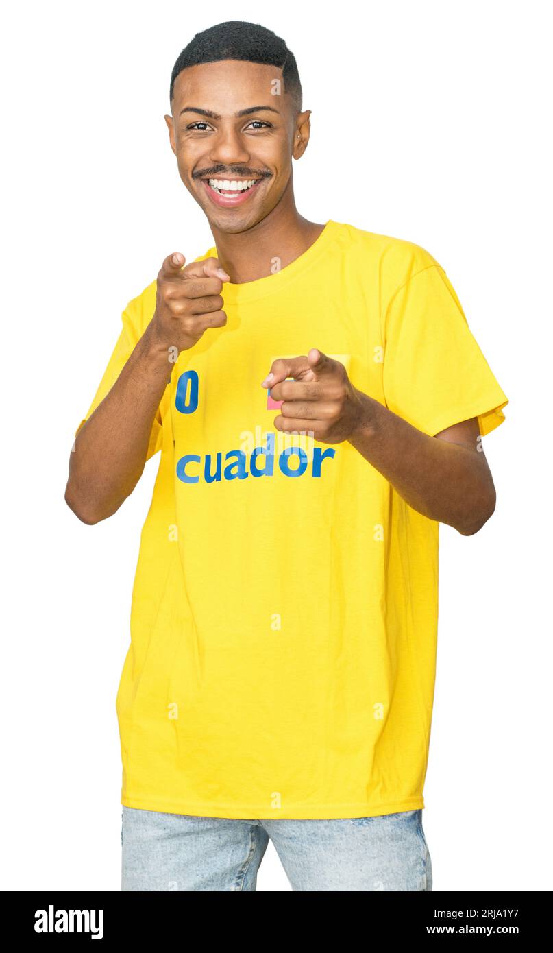 Lachender junger Mann aus Ecuador mit gelbem Fußballtrikot isoliert auf weißem Hintergrund für Ausschnitt Stockfoto