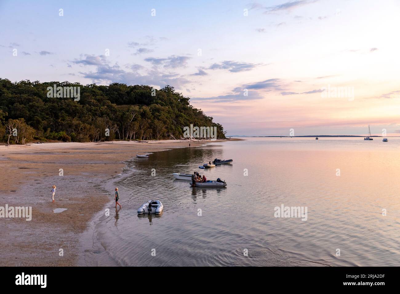 Australischer Sonnenuntergang über Fraser Island und Kingfisher Bay, August 2023, Queensland Australia, Fraser oder K'gari ist die größte Sandinsel der Welt Stockfoto