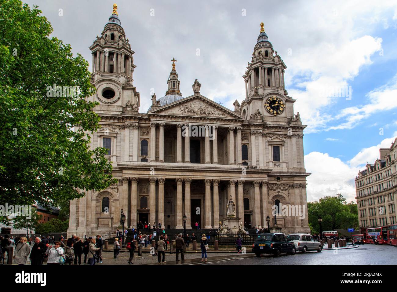 LONDON, GROSSBRITANNIEN - 13. MAI 2014: Dies ist die Kathedrale von St. Paul, Sitz des Bischofs von London in der Stadt. Stockfoto