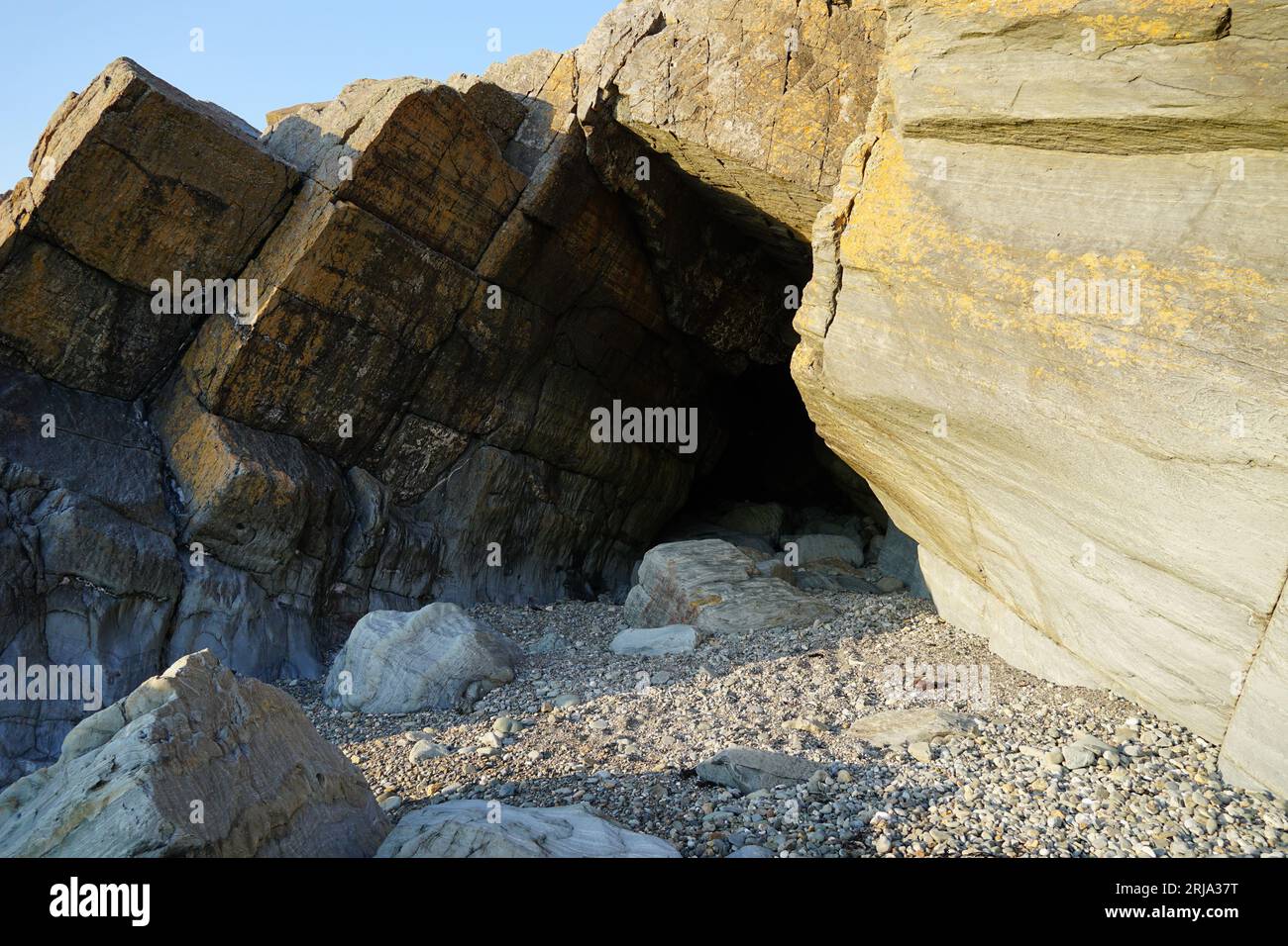 Ogof Owain (Owains Höhle) soll im Winter 1406 ein Versteck für Owain Glyndwr sein, in der Nähe von Llanfendigaid, am Tonfanau Beach, Gwynedd Stockfoto