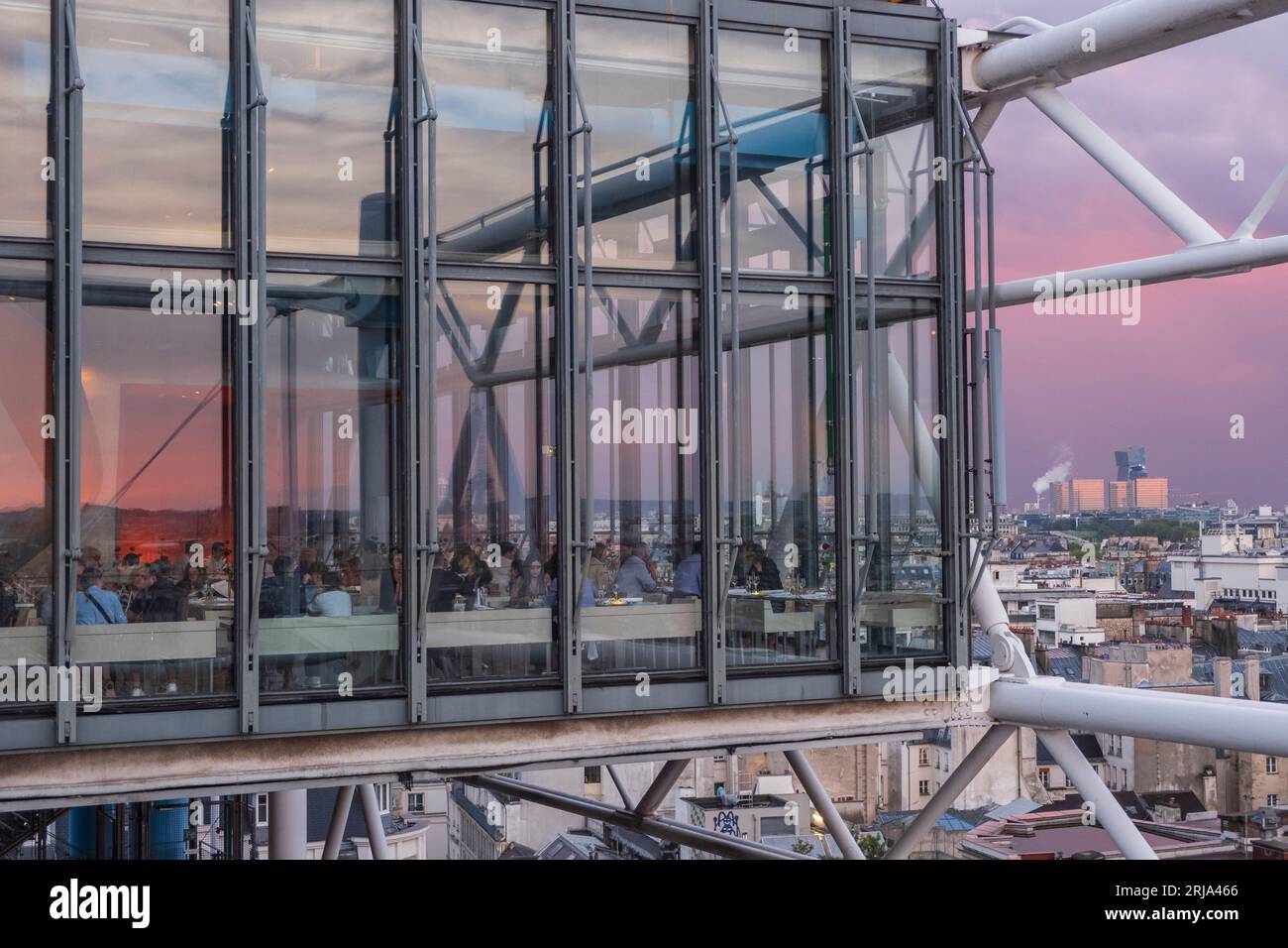 Centre Pompidou , Blick auf das Restaurant und die Stadt von der Aussichtsplattform des Kunst- und Kulturzentrums *** Centre Pompidou , Blick auf die Re Stockfoto