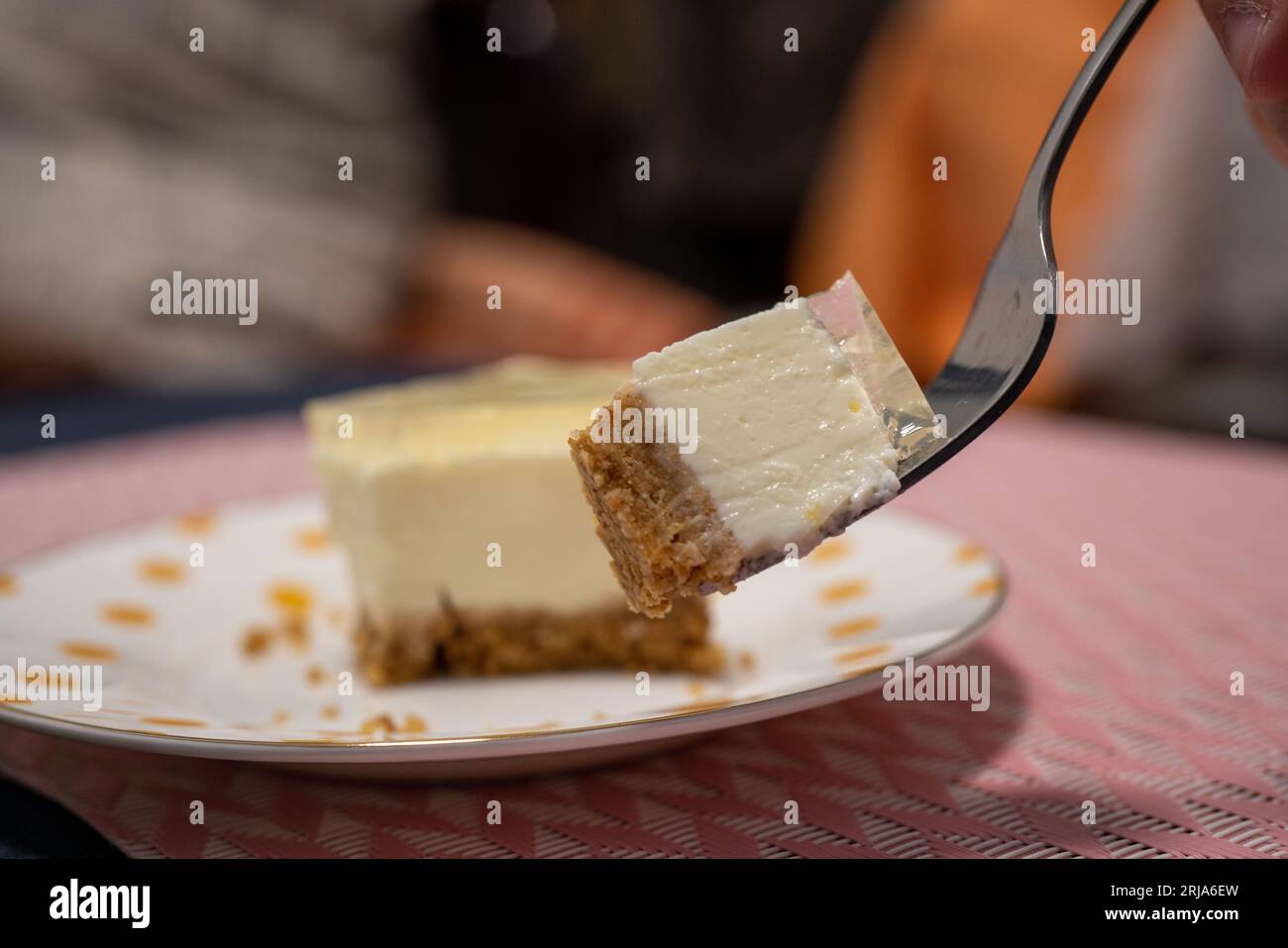 In Scheiben geschnittener Mousse-Kuchen, Zitronengeschmack. Stockfoto