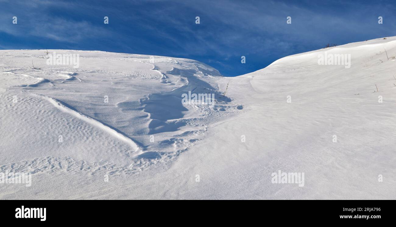 Schneebedeckter Berg unter blauem Himmel Stockfoto