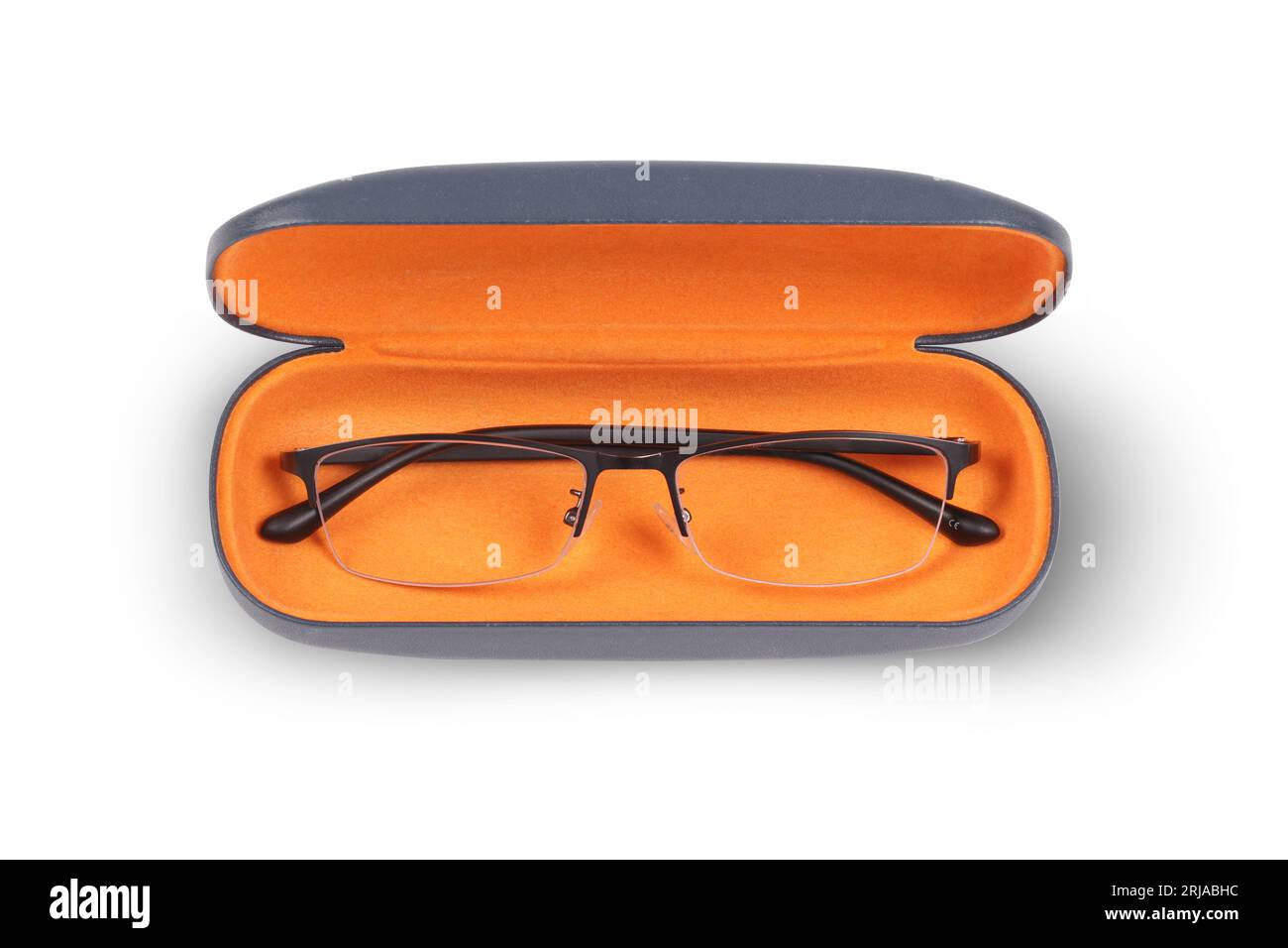 Lesebrille im offenen Brillenetui mit orangefarbener Innenseite. Isoliert auf weißem Hintergrund mit Kopierraum. Stockfoto