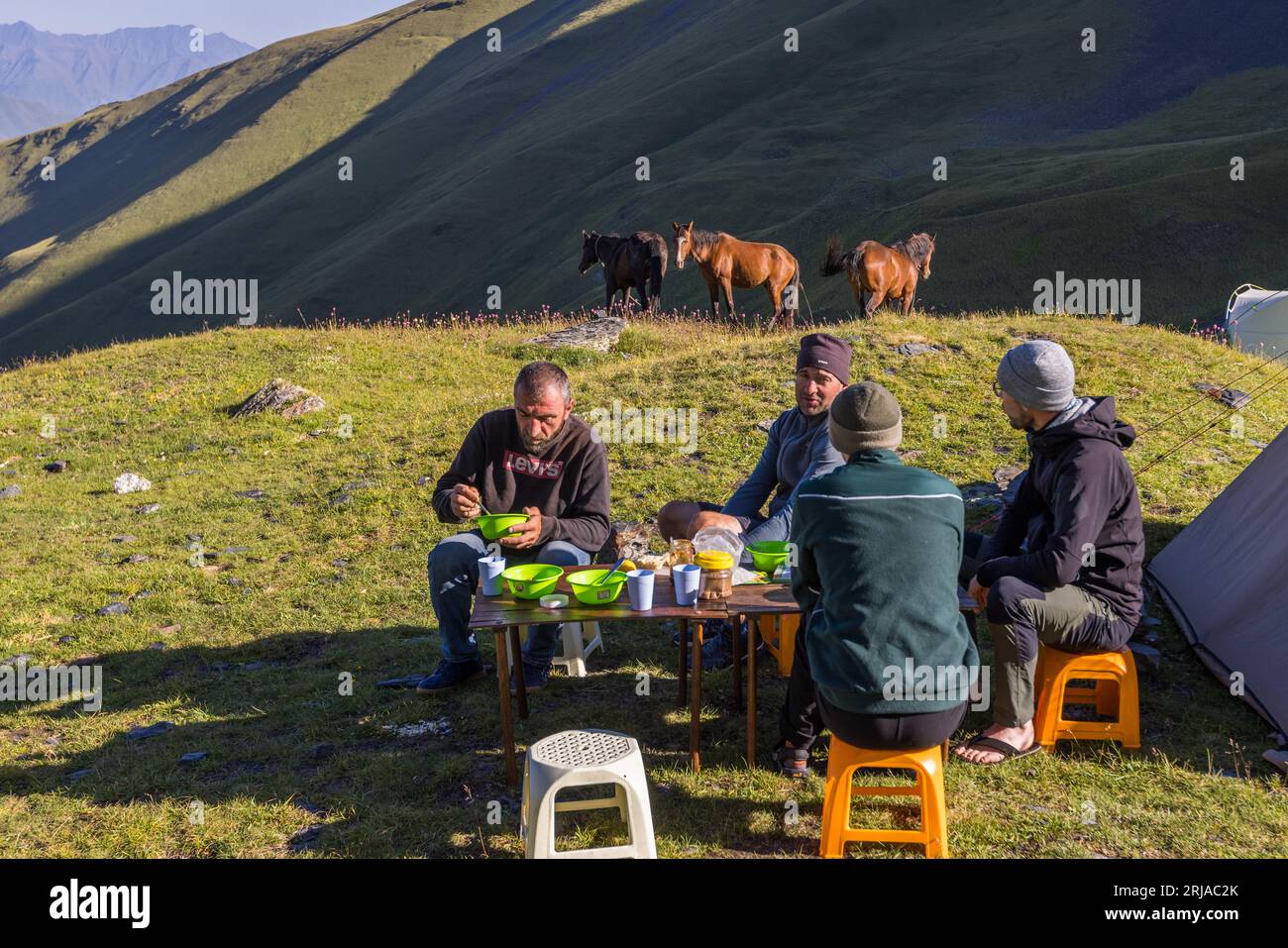 Auf der Khevsureti-Seite des Atsunta-Passes in Georgien. Auf der Khevsureti-Seite des Atsunta-Passes in Georgien. Wanderer und die Rudelpferde verbringen die Nacht auf 3.000 Metern über dem Meeresspiegel Stockfoto