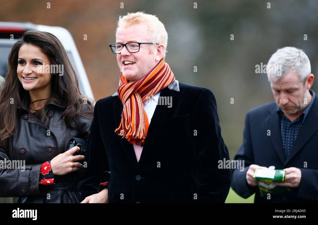 Chris Evans und seine Frau Natasha Shishmanian besuchen die Hochzeit von Billie Piper und Laurence Fox in der Pfarrkirche St. Mary ist am 31. Dezember 2007 in Easebourne, West Sussex. Bild James Boardman Stockfoto