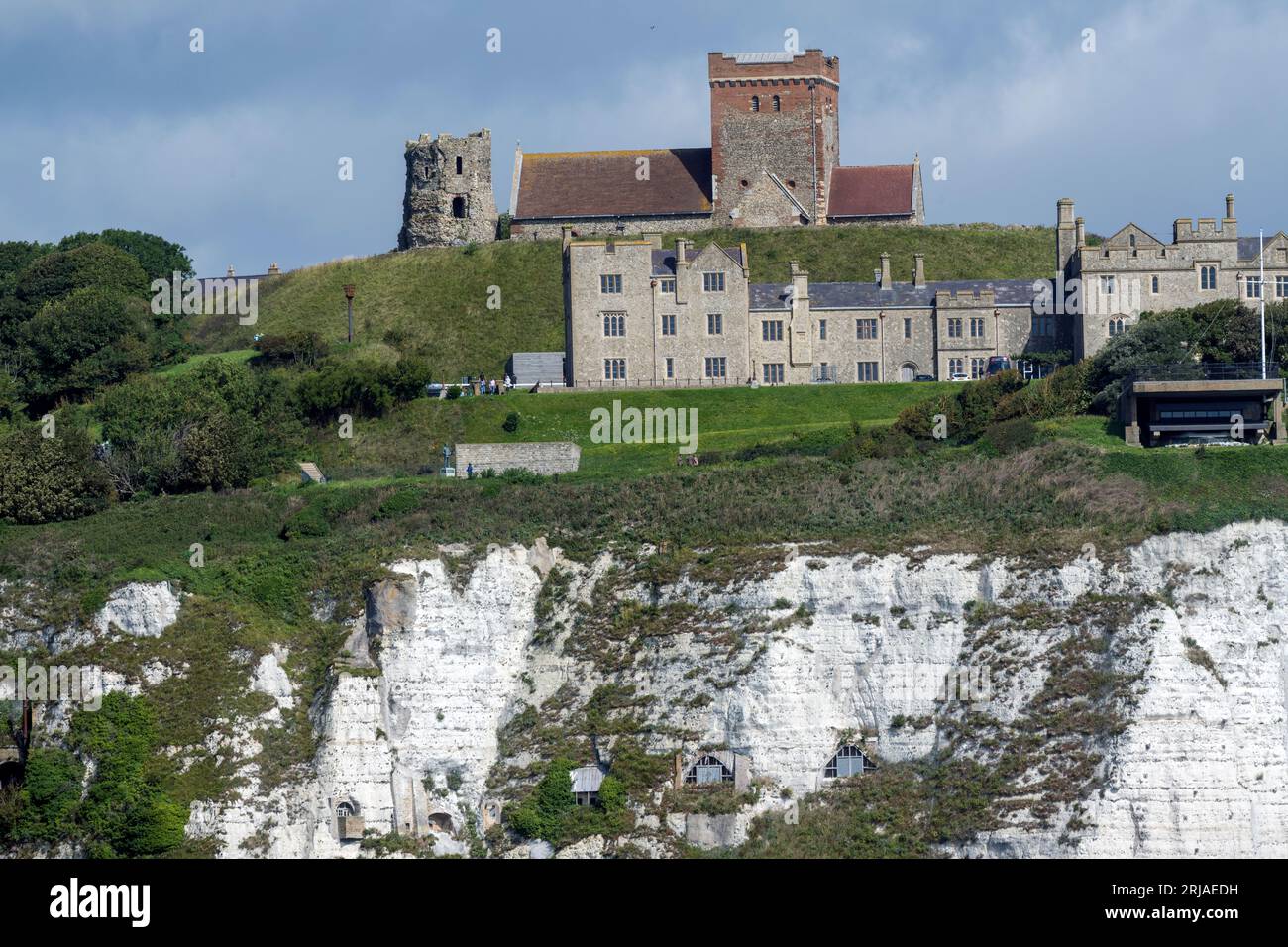 Die weißen Klippen von Dover und Dover Castle vor dem Ärmelkanal - der Kirche St. Mary in Castro dominiert die Klippe, Dover, Kent, Großbritannien Stockfoto