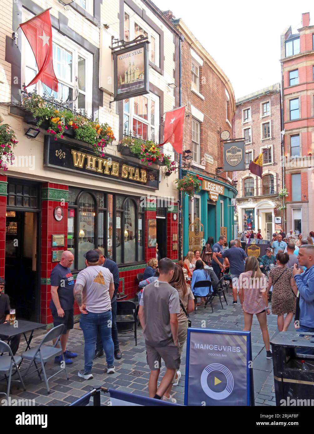 Menschenmassen im White Star Pub, 2-4 Rainford Gardens, Cavern Quarter, Liverpool, Merseyside, ENGLAND, GROSSBRITANNIEN, L2 6PT Stockfoto