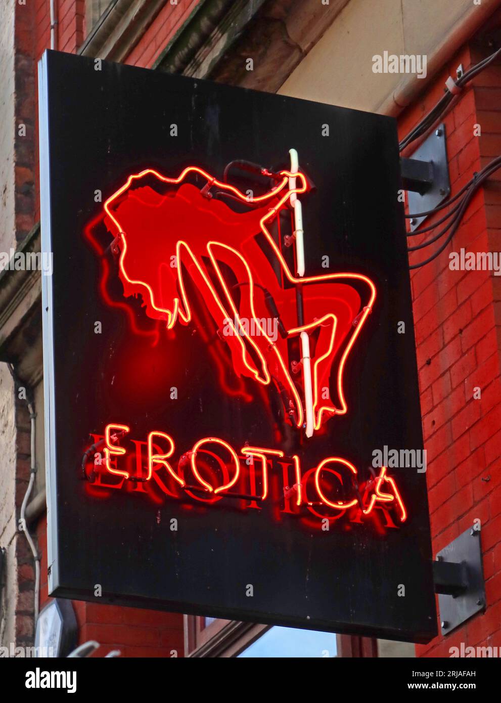 Rotes Neonschild „Erotica Gentlemen's Club“, 34 Stanley St, Liverpool, Merseyside, England, UK, L1 6AL Stockfoto