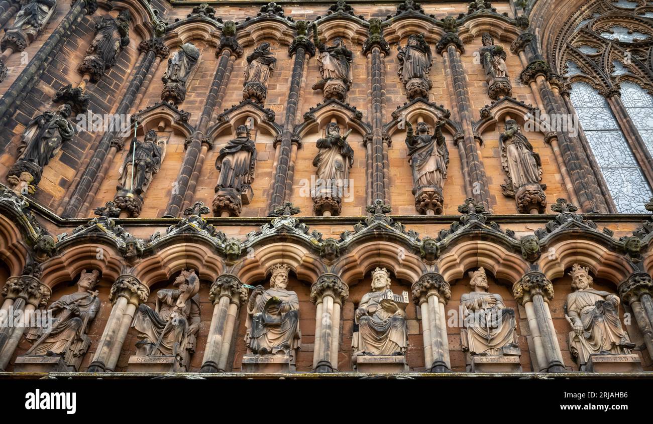 George Gilbert Scotts kunstvoll geschnitzte Sandsteinfiguren aus dem 19. Jahrhundert, bekannt als die Westfront-Statuen über dem Haupteingang der Lichfield Cathedra Stockfoto