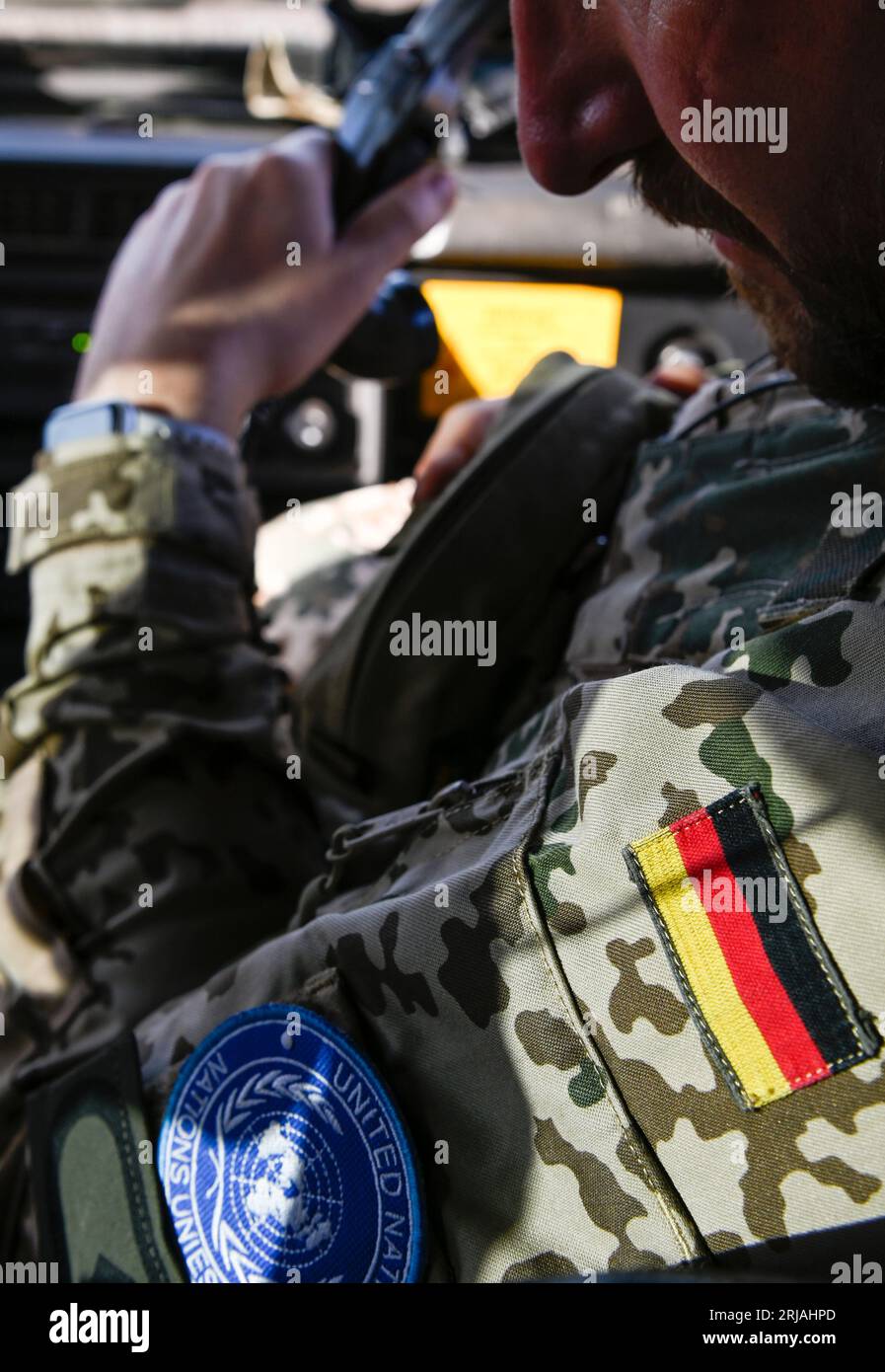 MALI, Gao, MINUSMA UN-Friedensmission, Camp Castor, Bundeswehr, UN-Logo und deutsche Flagge / MALI, Gao, UN-Mission MINUSMA, multidimensionale integrierte Stabilisierungsmission der Vereinten Nationen in Mali, CAMP CASTOR der Bundeswehr, UNO-Logo und deutsche Flagge eine Uniform Stockfoto