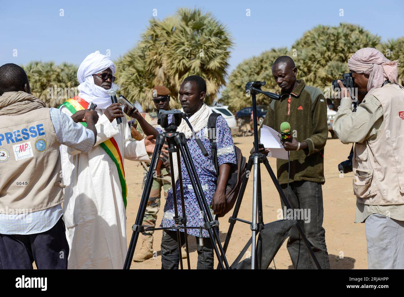 MALI, Gao, offizielle Veranstaltung mit Lokalführer und Presse im Dorf BAGOUNDJE/Dorf BAGOUNDJE, Veranstaltung mit Bürgermeister und Regierungsvertretern, Presse Stockfoto