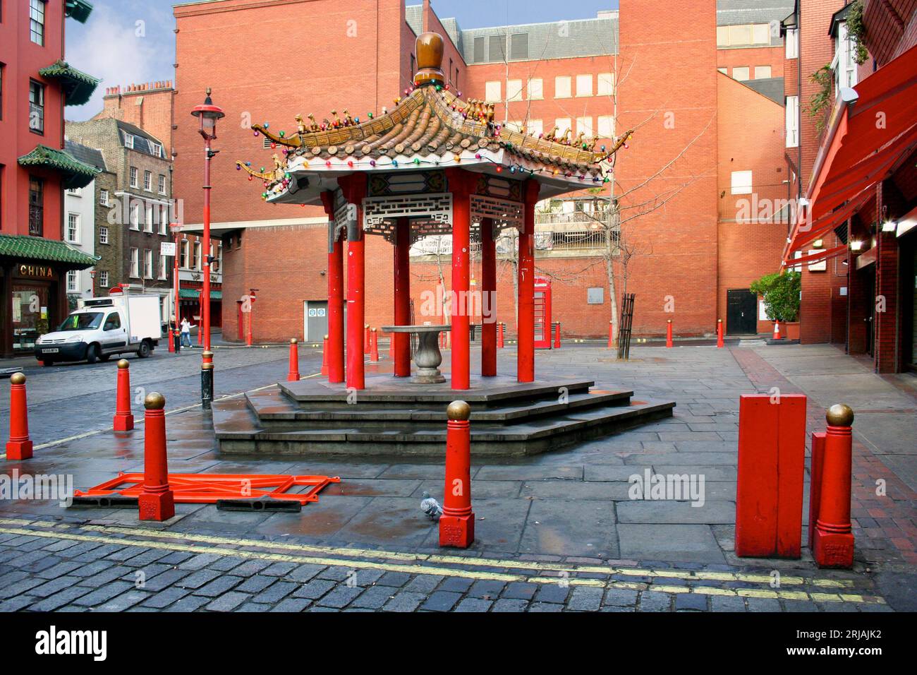 London, Vereinigtes Königreich - Dezember 28 2006: Die Chinatown-Pagode am Newport Place wurde 2016 abgerissen und wird durch eine neue Pagode ersetzt Stockfoto