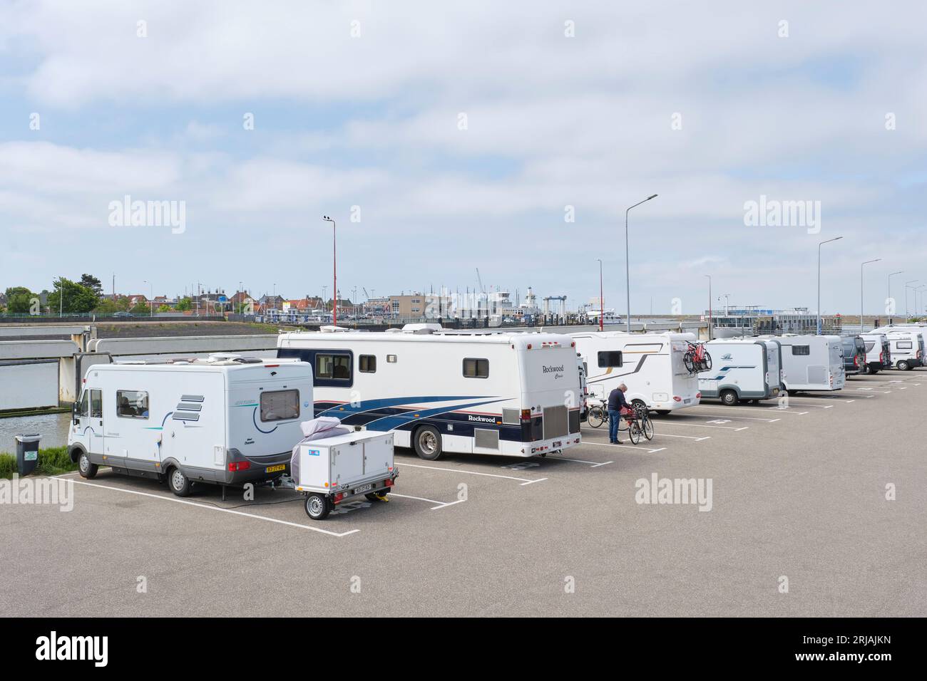 Camper Place Tsjerk Hiddessluizen in Harlingen mit Blick auf das Wasser und die Stadt unter einem bewölkten Himmel. Stockfoto