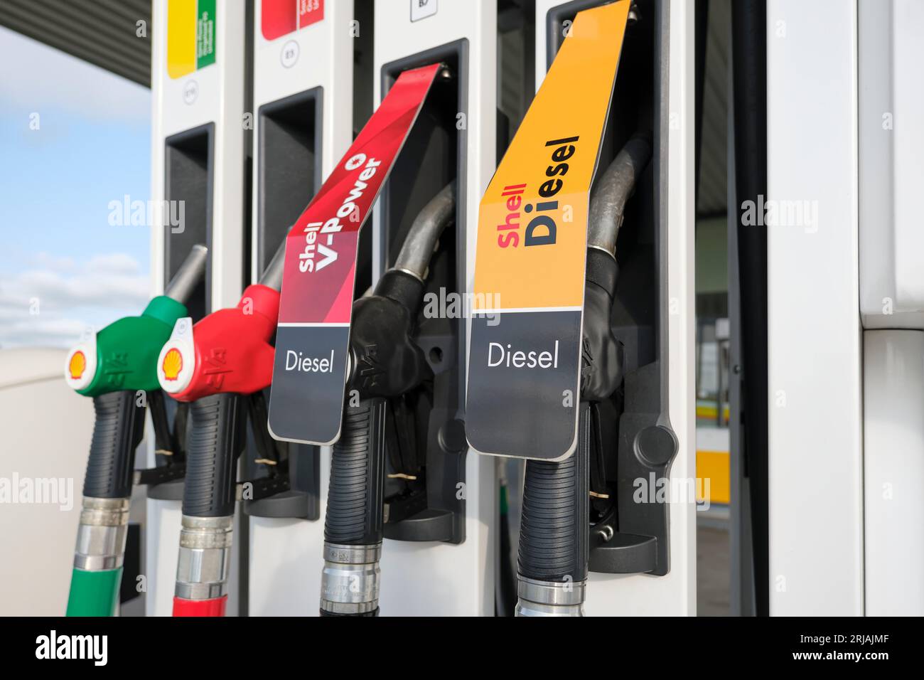 Mantelgaspumpendüsen an einer Tankstelle Schließen Sie die Kraftstoffdüsen für verschiedene Benzin- und Dieseltypen an einer Tankstelle. Stockfoto