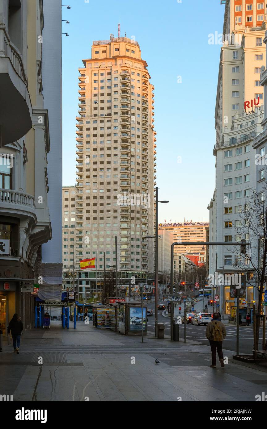Madrid, Spanien, modernes Wolkenkratzerapartment-Gebäude beim Riu Hotel in der Gran Via. Stockfoto