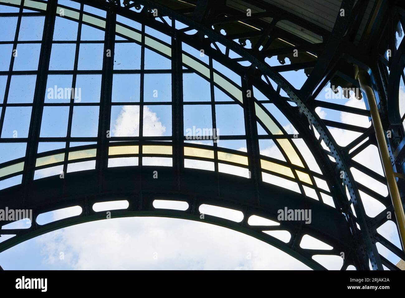 Detail aus Bleifenstern (Buntglas) aus dem 19. Jahrhundert, am Bahnhof in 's-Hertogenbosch (den Bosch), Niederlande Stockfoto