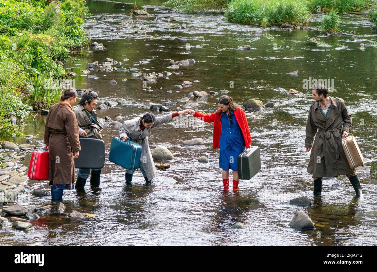 Die HEIMBESETZUNG der Temper Theatre Company während eines Fotobesuchs im Wasser von Leith, Edinburgh. Die Show zeigt die Klimakrise und die Auswirkungen von Überschwemmungen auf die Fens in East Anglia und wird im Pleasance Courtyard während des Edinburgh Fringe Festivals aufgeführt. Bilddatum: Dienstag, 22. August 2023. Stockfoto