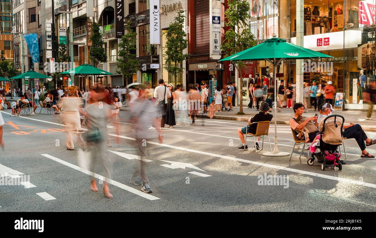 TOKIO, JAPAN - JULI 30 2023: Verschwommenes Bild von Shoppern im High-End-Einkaufsviertel Ginza im Zentrum von Tokio, Japan Stockfoto