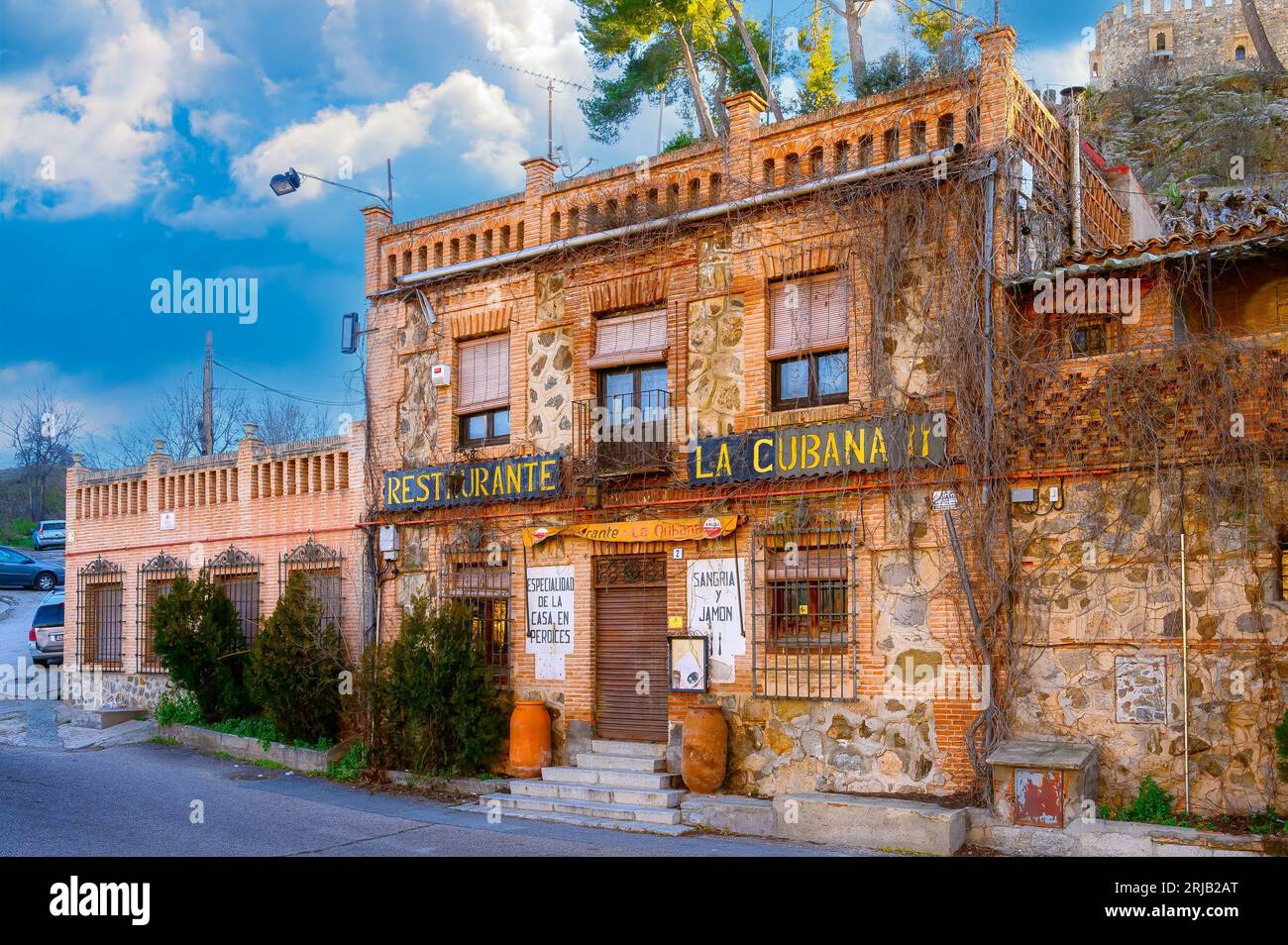 Toledo, Spanien, verwitterte Fassade des Restaurants La Cubana. Stockfoto