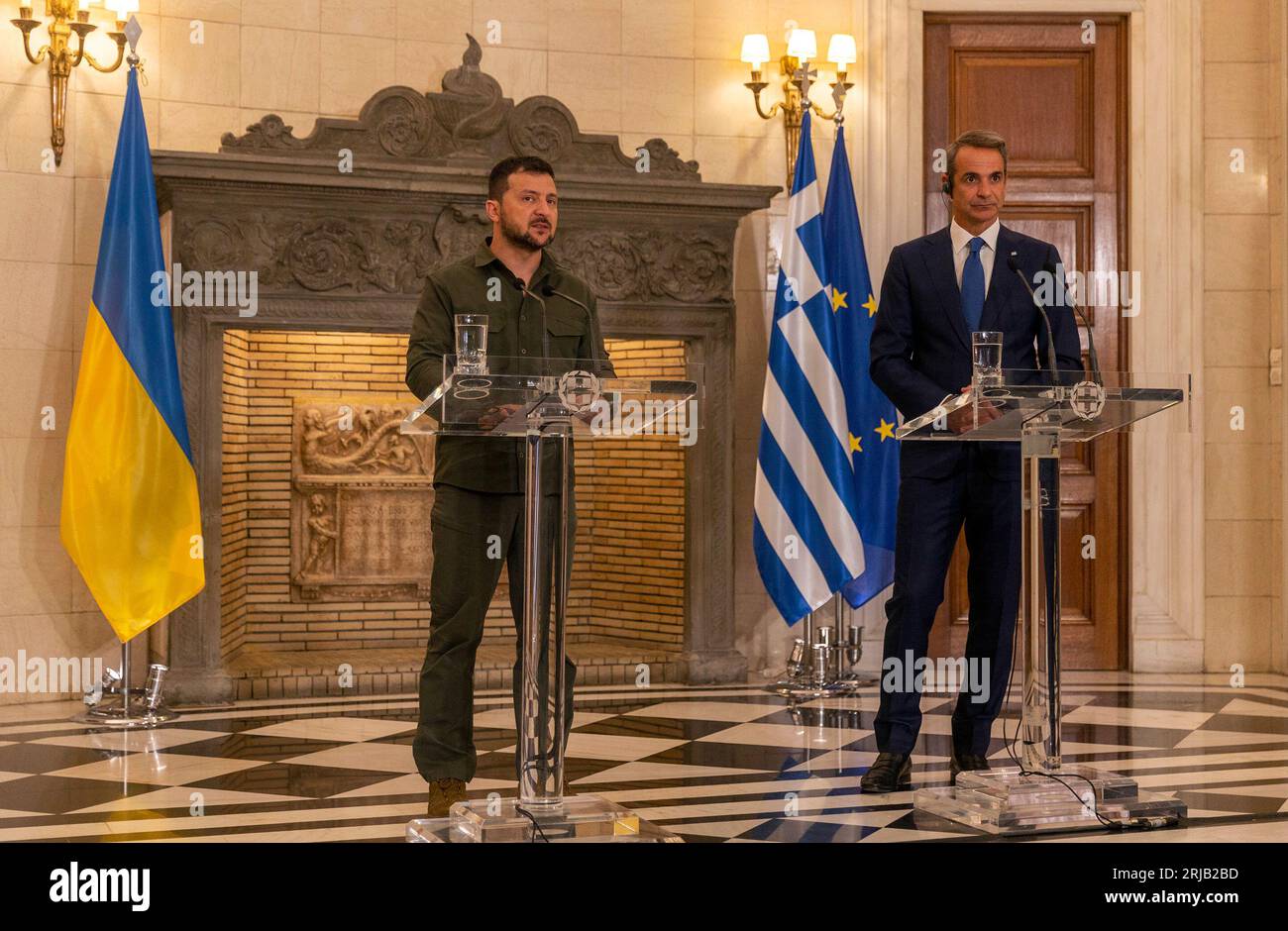 Athen, Griechenland. August 2023. Der ukrainische Präsident Wolodymyr Zelenski (L) trifft am 21. August 2023 in Athen (Griechenland) mit dem griechischen Premierminister Kyriakos Mitsotakis zusammen. Quelle: Marios Lolos/Xinhua/Alamy Live News Stockfoto