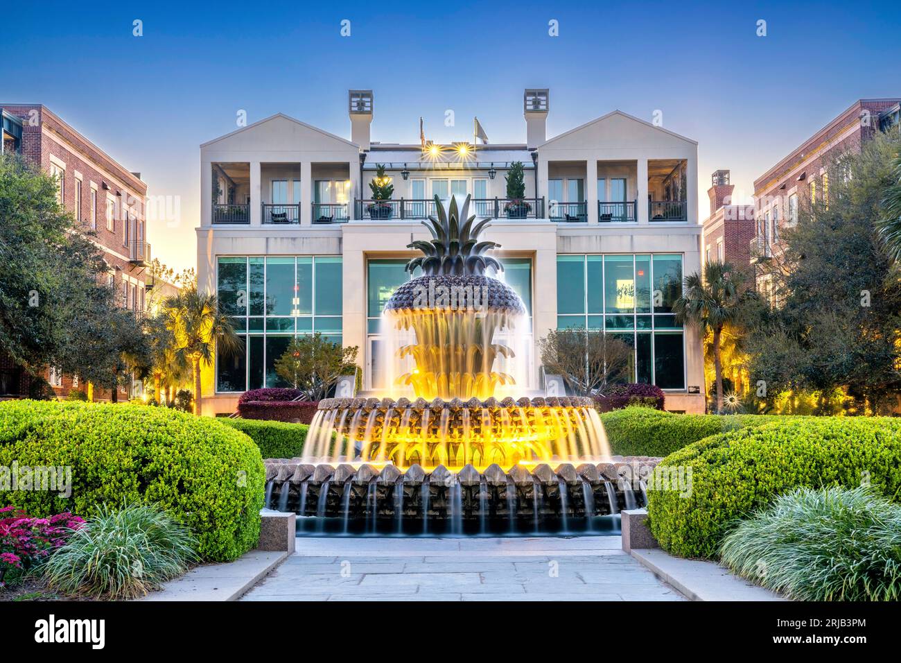 Mehrschichtiger anananasförmiger Brunnen mit Blick auf das Wasser, beliebt für Fotos. Standort: Joe Riley Waterfront Park Charleston, South Carolina, Stockfoto