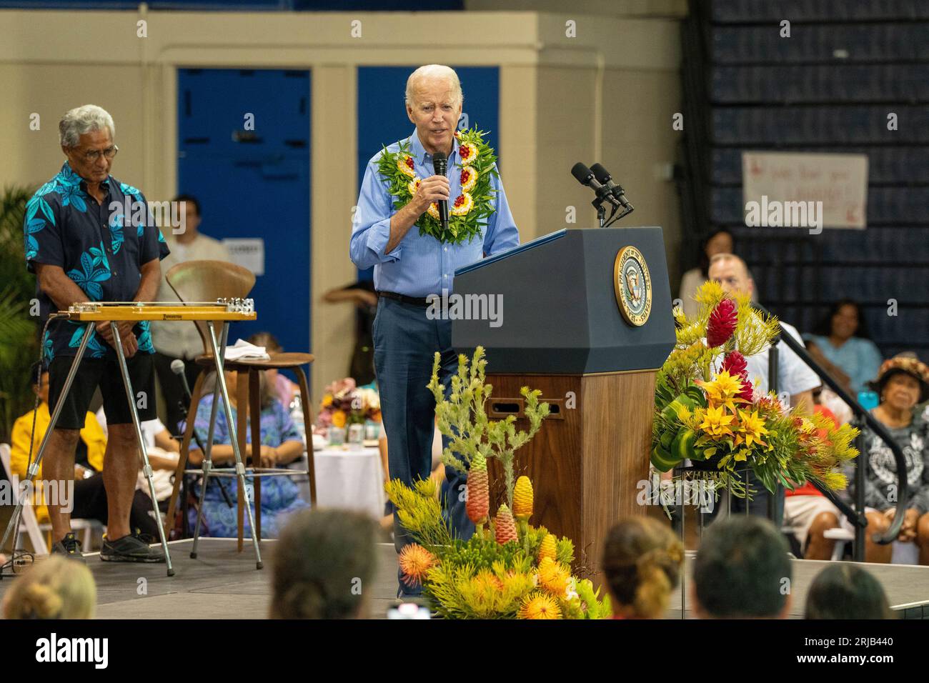 Lahaina, Vereinigte Staaten. August 2023. Präsident Joe Biden, begleitet von seiner Frau, First Lady Jill Biden, spricht im Civic Center, nachdem er die Schäden durch die Waldbrände auf der hawaiianischen Insel Maui am Montag, den 21. August 2023, in Lahaina, Hawaii, untersucht hat. Biden verpflichtete die Regierung, während des gesamten Erholungsprozesses Unterstützung zu leisten. Foto von Dominick Del Vecchio/FEMA/UPI Credit: UPI/Alamy Live News Stockfoto