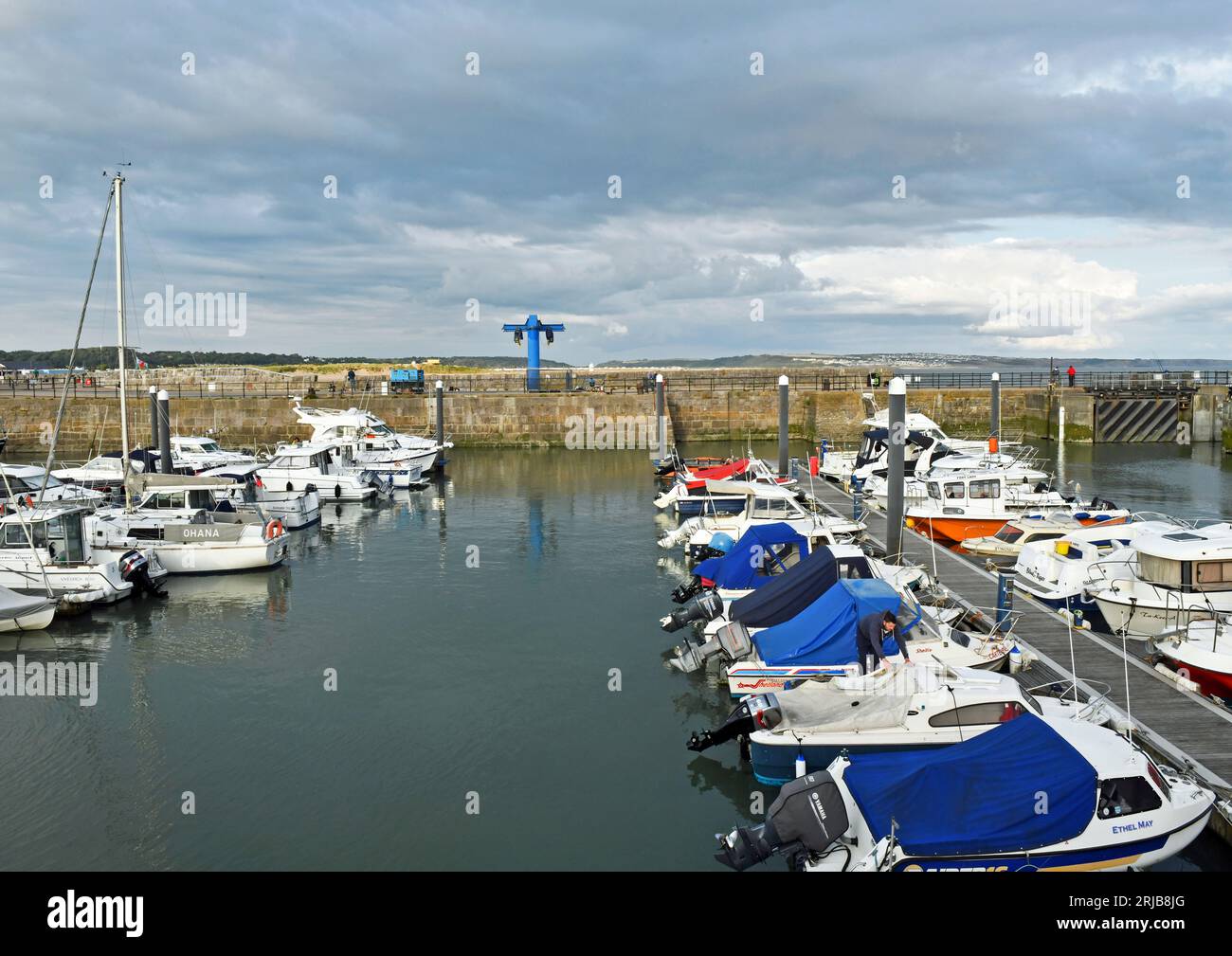 Porthcawl Marine Harbour mit Yachten und Booten, die an einem sonnigen Sommerabend an der South Wales Coast South Wales vor den Pontons ankerten Stockfoto